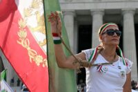 Eine Demonstrantin hält eine Schlinge neben einer iranischen Flagge aus der Zeit vor der Revolution. Die Demonstration fand am 19. September 2026 in Washington, D.C., statt und richtete sich an Frauen für Menschenrechte und die Gleichstellung der Geschlechter im Iran. (Foto: Jim Watson / AFP)