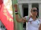 Eine Demonstrantin hält eine Schlinge neben einer iranischen Flagge aus der Zeit vor der Revolution. Die Demonstration fand am 19. September 2026 in Washington, D.C., statt und richtete sich an Frauen für Menschenrechte und die Gleichstellung der Geschlechter im Iran. (Foto: Jim Watson / AFP)