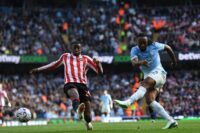 Der ghanaische Mittelfeldspieler von Manchester City, Antoine Semenyo (rechts), Nr. 42, erzielt am 20. September 2026 im Etihad Stadium in Manchester (Nordwestengland) das vierte Tor im Premier-League-Spiel zwischen Manchester City und Sunderland. (Foto: PETER POWELL / AFP)