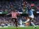 Der ghanaische Mittelfeldspieler von Manchester City, Antoine Semenyo (rechts), Nr. 42, erzielt am 20. September 2026 im Etihad Stadium in Manchester (Nordwestengland) das vierte Tor im Premier-League-Spiel zwischen Manchester City und Sunderland. (Foto: PETER POWELL / AFP)