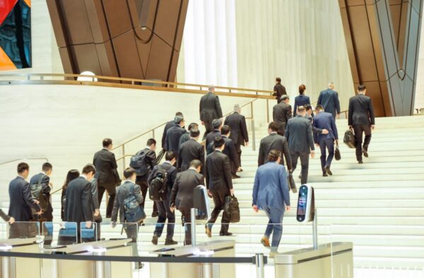 Eine chinesische Delegation trifft am 20. September 2026 in New York zu einem Treffen mit US-Finanzminister Scott Bessent und dem chinesischen Vizepremier He Lifeng ein. (Foto: kena betancur / AFP)