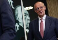 Friedrich Merz trifft am 21. September 2026, einen Tag nach den Landtagswahlen in Berlin und Mecklenburg-Vorpommern, zu einer Pressekonferenz in der CDU-Zentrale in Berlin ein. (Foto: Jens SCHLUETER / AFP)