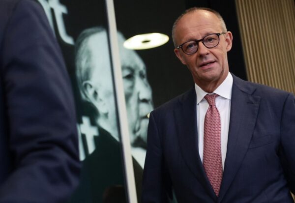 Friedrich Merz trifft am 21. September 2026, einen Tag nach den Landtagswahlen in Berlin und Mecklenburg-Vorpommern, zu einer Pressekonferenz in der CDU-Zentrale in Berlin ein. (Foto: Jens SCHLUETER / AFP)