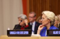Die Präsidentin der Europäischen Kommission, Ursula von der Leyen, nimmt am Rande der 81. Generalversammlung der Vereinten Nationen im UN-Hauptquartier in New York am 22. September 2026 an der Sitzung der Koalition für die Rechte und den Schutz von Kindern im Zeitalter der künstlichen Intelligenz teil. (Foto: Ludovic MARIN / AFP)