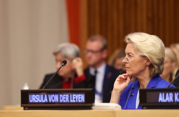 Die Präsidentin der Europäischen Kommission, Ursula von der Leyen, nimmt am Rande der 81. Generalversammlung der Vereinten Nationen im UN-Hauptquartier in New York am 22. September 2026 an der Sitzung der Koalition für die Rechte und den Schutz von Kindern im Zeitalter der künstlichen Intelligenz teil. (Foto: Ludovic MARIN / AFP)
