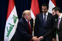 US-Präsident Donald Trump schüttelt dem syrischen Präsidenten und früheren al-Kaida-Mann Ahmed al-Sharaa die Hand, während der Emir von Katar, Scheich Tamim bin Hamad al-Thani, zusieht. (Foto: Brendan SMIALOWSKI / AFP)
