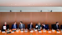 (V. l. n. r.) Arbeits- und Sozialminister Baerbel Bas, Innenminister Alexander Dobrindt, Finanzminister und Vizekanzler Lars Klingbeil, Bundeskanzler Friedrich Merz, Kanzleramtschefin und Ministerin für besondere Aufgaben Nina Warken, Staatsminister für die Beziehungen zwischen Bund und Ländern im Kanzleramt Philipp Amthor und Regierungssprecher Stefan Kornelius bereiten sich am 23. September 2026 im Bundeskanzleramt in Berlin auf die wöchentliche Kabinettssitzung vor. (Foto: John MACDOUGALL / AFP)