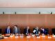 (V. l. n. r.) Arbeits- und Sozialminister Baerbel Bas, Innenminister Alexander Dobrindt, Finanzminister und Vizekanzler Lars Klingbeil, Bundeskanzler Friedrich Merz, Kanzleramtschefin und Ministerin für besondere Aufgaben Nina Warken, Staatsminister für die Beziehungen zwischen Bund und Ländern im Kanzleramt Philipp Amthor und Regierungssprecher Stefan Kornelius bereiten sich am 23. September 2026 im Bundeskanzleramt in Berlin auf die wöchentliche Kabinettssitzung vor. (Foto: John MACDOUGALL / AFP)