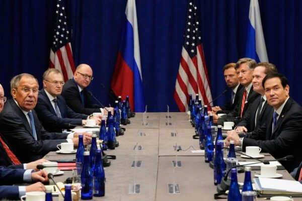 US-Außenminister Marco Rubio (rechts) trifft sich am Rande der 81. Generalversammlung der Vereinten Nationen in New York am 23. September 2026 mit dem russischen Außenminister Sergej Lawrow (links). (Foto: Yuki Iwamura / POOL / AFP)