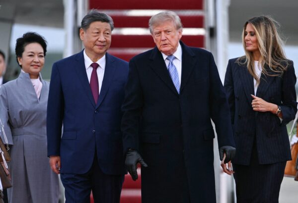 US-Präsident Donald Trump und First Lady Melania Trump begrüßen den chinesischen Präsidenten Xi Jinping und die chinesische First Lady Peng Liyuan bei deren Ankunft auf der Joint Base Andrews in Maryland am 23. September 2026. Xi besucht die Vereinigten Staaten vom 23. bis 25. September. (Foto: Brendan Smialowski / AFP)