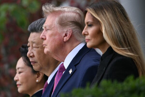 (V. l. n. r.) Chinas First Lady Peng Liyuan, Chinas Präsident Xi Jinping, US-Präsident Donald Trump und US-First Lady Melania Trump beobachten eine Militärparade im Rosengarten des Weißen Hauses in Washington, D.C., am 24. September 2026. (Foto: Brendan Smialowski / AFP)