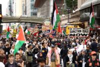 Protestierende halten Bilder des israelischen Premierministers Benjamin Netanjahu und des US-Präsidenten Donald Trump, die ein Schild mit der Aufschrift „Board of Butchers“ tragen, während einer Demonstration am Tag von Netanjahus Rede vor der 81. Generalversammlung der Vereinten Nationen in New York am 24. September 2026. (Foto von CHARLY TRIBALLEAU / AFP)