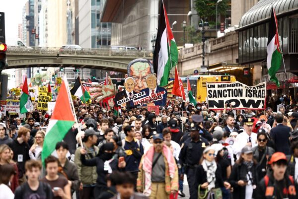Protestierende halten Bilder des israelischen Premierministers Benjamin Netanjahu und des US-Präsidenten Donald Trump, die ein Schild mit der Aufschrift „Board of Butchers“ tragen, während einer Demonstration am Tag von Netanjahus Rede vor der 81. Generalversammlung der Vereinten Nationen in New York am 24. September 2026. (Foto von CHARLY TRIBALLEAU / AFP)