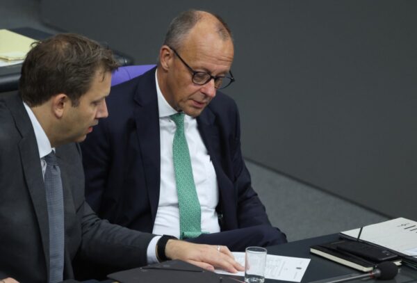 Friedrich Merz und Lars Klingbeil während einer Sitzung im Bundestag in Berlin am 25. September 2026. (Foto: Odd Andersen / AFP)
