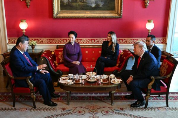 US-Präsident Donald Trump und First Lady Melania Trump empfangen Chinas Präsidenten Xi Jinping und seine Frau Peng Liyuan am 25. September 2026 im Roten Zimmer des Weißen Hauses in Washington, D.C., zum Tee. (Foto: Alex WROBLEWSKI / AFP)