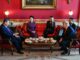 US-Präsident Donald Trump und First Lady Melania Trump empfangen Chinas Präsidenten Xi Jinping und seine Frau Peng Liyuan am 25. September 2026 im Roten Zimmer des Weißen Hauses in Washington, D.C., zum Tee. (Foto: Alex WROBLEWSKI / AFP)