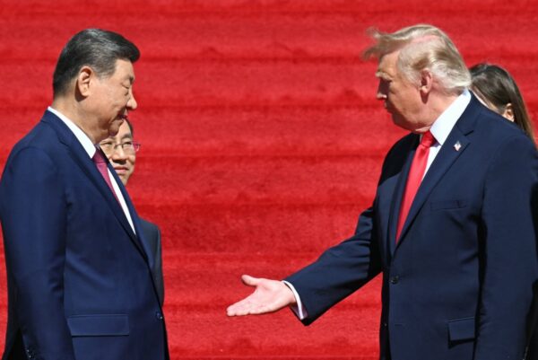 US-Präsident Donald Trump schüttelt Chinas Präsidenten Xi Jinping auf dfem Gipfel die Hand, (Foto: SAUL LOEB / AFP)