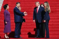 US-Präsident Donald Trump und Chinas Präsident Xi Jinping sprechen nach einem Besuch im Nationalarchiv in Washington, D.C., am 25. September 2026 mit First Lady Melania Trump und Chinas First Lady Peng Liyuan. (Foto: SAUL LOEB / AFP)