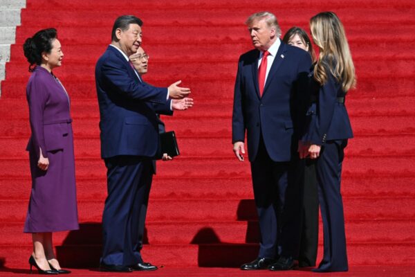 US-Präsident Donald Trump und Chinas Präsident Xi Jinping sprechen nach einem Besuch im Nationalarchiv in Washington, D.C., am 25. September 2026 mit First Lady Melania Trump und Chinas First Lady Peng Liyuan. (Foto: SAUL LOEB / AFP)