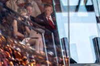 US-Präsident Donald Trump (Republikaner) und US-Senator Bill Hagerty (Republikaner aus Tennessee) betrachten einen Laptop, der von Trumps persönlicher Assistentin Natalie Harp gehalten wird, während sie das Auftaktspiel der Tennessee Volunteers gegen die Texas Longhorns in der Southeastern Conference (SEC) im Neyland Stadium in Knoxville, Tennessee, am 26. September 2026 verfolgen. (Foto: Jim Watson / AFP)