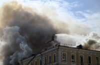 Ein Feuerwehrmann bekämpft einen Brand, der ein Gebäude der Ukrainischen Akademie der Wissenschaften erfasst hat. Das Gebäude wurde am 28. September 2026 im Zentrum von Kyjiw von einer russischen Drohne getroffen. (Foto: Genya SAVILOV / AFP)