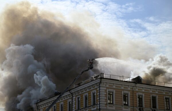 Ein Feuerwehrmann bekämpft einen Brand, der ein Gebäude der Ukrainischen Akademie der Wissenschaften erfasst hat. Das Gebäude wurde am 28. September 2026 im Zentrum von Kyjiw von einer russischen Drohne getroffen. (Foto: Genya SAVILOV / AFP)