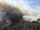 Ein Feuerwehrmann bekämpft einen Brand, der ein Gebäude der Ukrainischen Akademie der Wissenschaften erfasst hat. Das Gebäude wurde am 28. September 2026 im Zentrum von Kyjiw von einer russischen Drohne getroffen. (Foto: Genya SAVILOV / AFP)