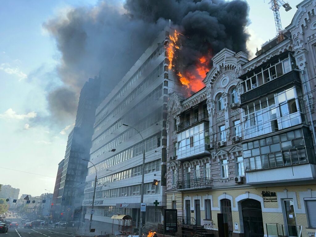 Dieses Foto zeigt ein Feuer im medizinischen Zentrum Dobrobut nach einem russischen Luftangriff auf Kyjiw am 28. September 2026, vor dem Hintergrund der russischen Invasion in der Ukraine. (Foto: Sergei SUPINSKY / AFP)