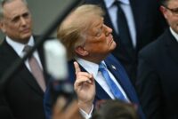US-Präsident Donald Trump gestikuliert während einer Pressekonferenz nach einem Treffen mit Führungskräften aus der Technologiebranche zum Thema Künstliche Intelligenz im Weißen Haus in Washington, D.C., am 29. September 2026. . (Foto: Kent Nishimura / AFP)