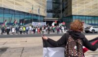 Proteste vor der irischen Zentralbank im Sommer 2025. (Screenshot: Irish Times)