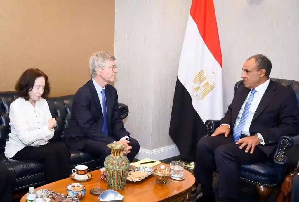Jeffrey Sachs im Gespräch mit Ägyptens Außenminister Badr Abdelatty am Rande der 81. UN-Generalversammlung in New York, 20. September 2026.