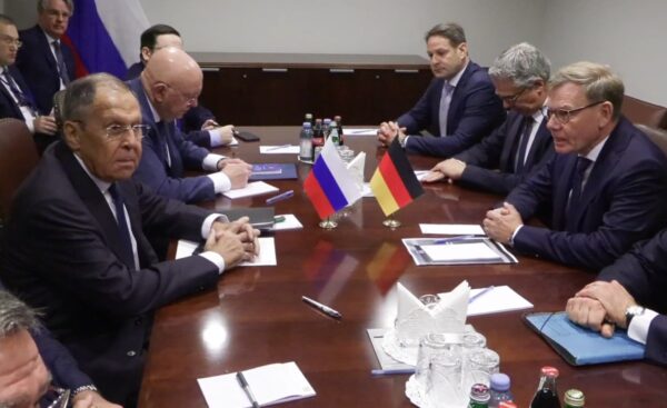 Sergej Lawrow und Johann Wadephul zu Beginn ihres Treffens am Rande der UN-Vollversammlung in New York. (Foto: via Twitter)