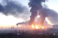 Ein Screenshot aus einem Video, das angeblich die Moskauer Ölraffinerie im Stadtteil Kapotnja der Hauptstadt nach mehreren Drohnenangriffen in Flammen zeigt (Telegram, via Kyiv Independent)