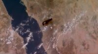 Rauch steigt nach dem Angriff auf eine Pumpstation der Ost-West-Pipeline in Saudi-Arabien auf. (Foto: Copernicus Sentinel-3)