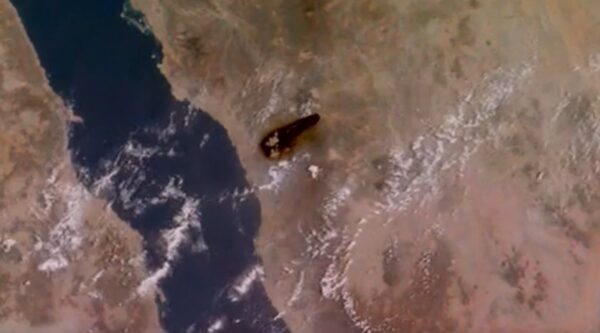 Rauch steigt nach dem Angriff auf eine Pumpstation der Ost-West-Pipeline in Saudi-Arabien auf. (Foto: Copernicus Sentinel-3)