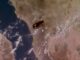 Rauch steigt nach dem Angriff auf eine Pumpstation der Ost-West-Pipeline in Saudi-Arabien auf. (Foto: Copernicus Sentinel-3)