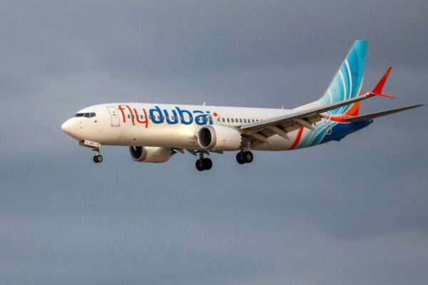 Eine Boeing 737 MAX 8 der Flydubai bereitet sich am 30. September 2026 auf die Landung auf dem Flughafen Ben Gurion vor. (Foto: Jack GUEZ / AFP)