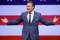 US-Verteidigungsminister Pete Hegseth hält am 30. September 2026 in Quantico, Virginia, die Rede zur Lage der Streitkräfte. (Foto: Evan Vucci / POOL / AFP)