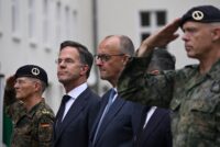 Der deutsche Bundeskanzler Friedrich Merz (Mitte) und Nato-Generalsekretär Mark Rutte einem Besuch beim Deutsch-Niederländischen Korps in Münster, am 1. Oktober 2026. (Foto: INA FASSBENDER / AFP)