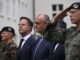 Der deutsche Bundeskanzler Friedrich Merz (Mitte) und Nato-Generalsekretär Mark Rutte einem Besuch beim Deutsch-Niederländischen Korps in Münster, am 1. Oktober 2026. (Foto: INA FASSBENDER / AFP)