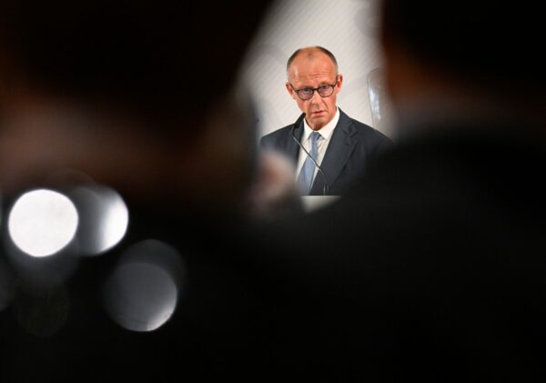 Bundeskanzler Friedrich Merz am 1. Oktober 2026 im historischen Rathaus Münster während seine Rede anlässlich der Verleihung des Westfälischen Friedenspreises 2026 an die Nato. (Foto: INA FASSBENDER / AFP)