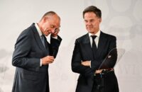 Bundeskanzler Friedrich Merz (links) und Nato-Generalsekretär Mark Rutte am 1. Oktober 2026 im Rathaus von Münster die Hände während der Verleihung des Westfälischen Friedenspreises 2026. (Foto: INA FASSBENDER / AFP)