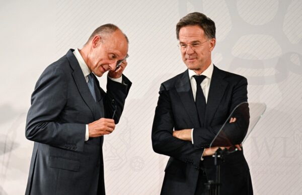 Bundeskanzler Friedrich Merz (links) und Nato-Generalsekretär Mark Rutte am 1. Oktober 2026 im Rathaus von Münster die Hände während der Verleihung des Westfälischen Friedenspreises 2026. (Foto: INA FASSBENDER / AFP)