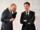 Bundeskanzler Friedrich Merz (links) und Nato-Generalsekretär Mark Rutte am 1. Oktober 2026 im Rathaus von Münster die Hände während der Verleihung des Westfälischen Friedenspreises 2026. (Foto: INA FASSBENDER / AFP)