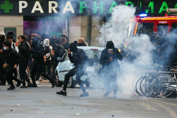 Schüler reagieren auf Tränengas, als protestierende Schüler am 2. Oktober 2026 in der Nähe der Place de la Nation in Paris eine Blockadeaktion durchführen. (Foto: Thomas SAMSON / AFP)