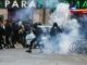 Schüler reagieren auf Tränengas, als protestierende Schüler am 2. Oktober 2026 in der Nähe der Place de la Nation in Paris eine Blockadeaktion durchführen. (Foto: Thomas SAMSON / AFP)