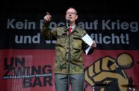 Martin Sonneborn, Mitglied des Europäischen Parlaments für die Partei „Die PARTEI“, spricht am 2. Oktober 2026 auf einer Demonstration in Berlin gegen die Wiedereinführung der Wehrpflicht. (Foto: John MACDOUGALL / AFP)
