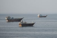 Schiffe ankern vor der Küste von Khasab im omanischen Gouvernement Musandam, nahe der Straße von Hormuz, am 2. Oktober 2026. (Foto: AFP)