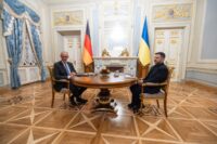 Der ukrainische Präsident Wolodymyr Selenskyj (rechts) während eines Treffens in Kiew mit dem deutschen Bundeskanzler Friedrich Merz. (Foto: Ukrainischer Präsidialdienst / AFP)