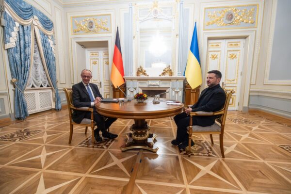 Der ukrainische Präsident Wolodymyr Selenskyj (rechts) während eines Treffens in Kiew mit dem deutschen Bundeskanzler Friedrich Merz. (Foto: Ukrainischer Präsidialdienst / AFP)